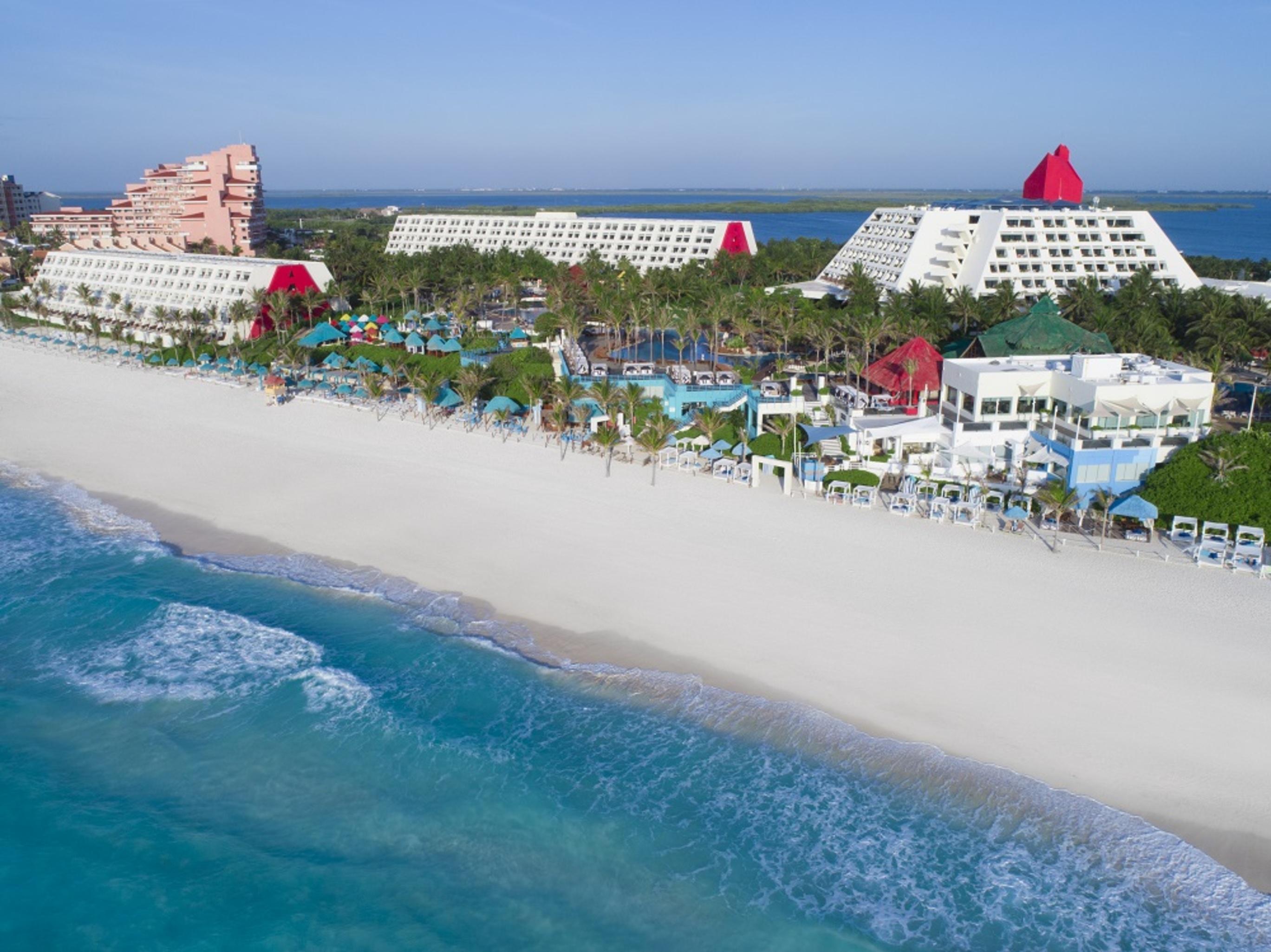 The Pyramid Cancun By Oasis Buitenkant foto Aerial view of the resort