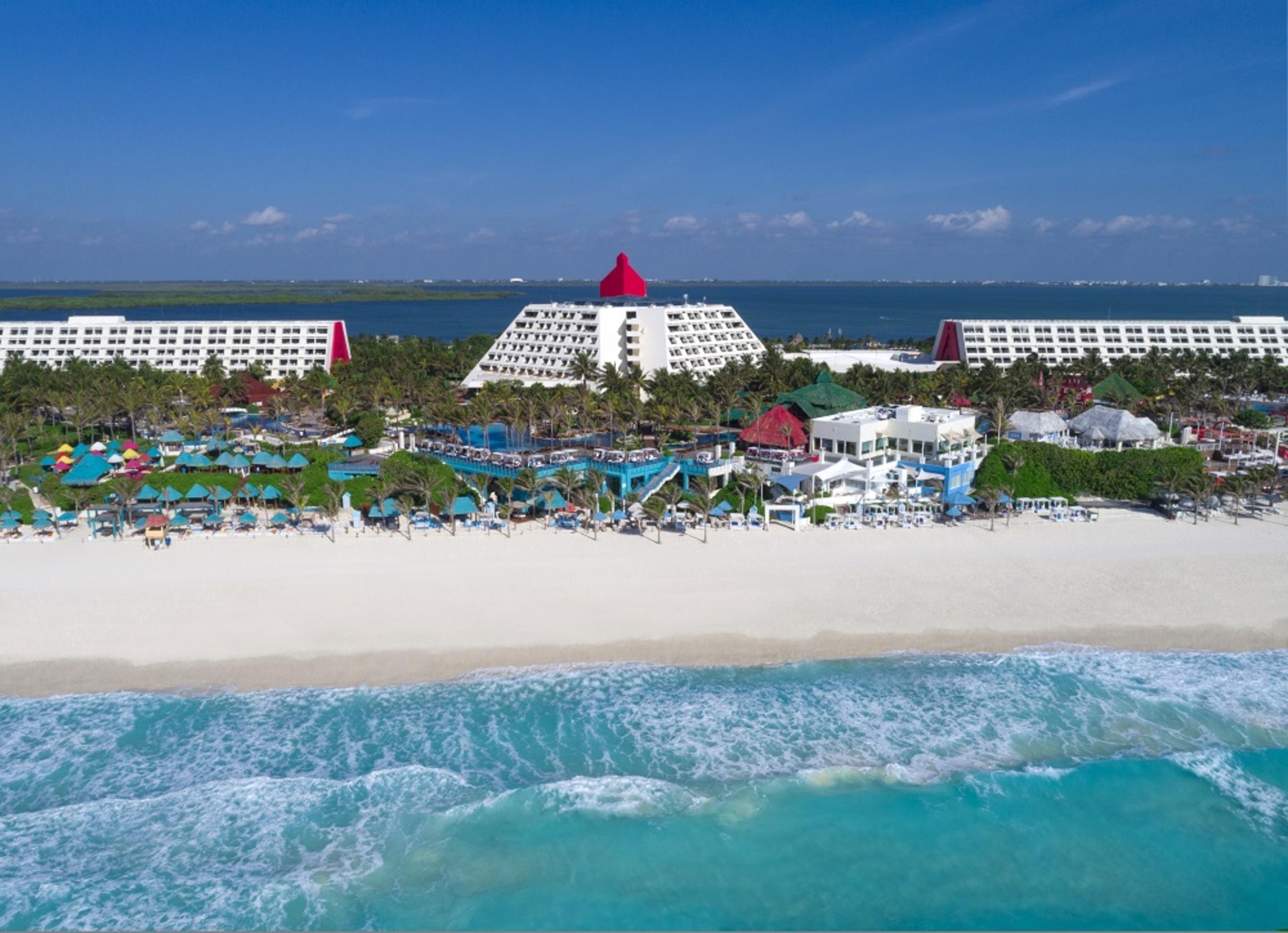 The Pyramid Cancun By Oasis Buitenkant foto Aerial view of the resort