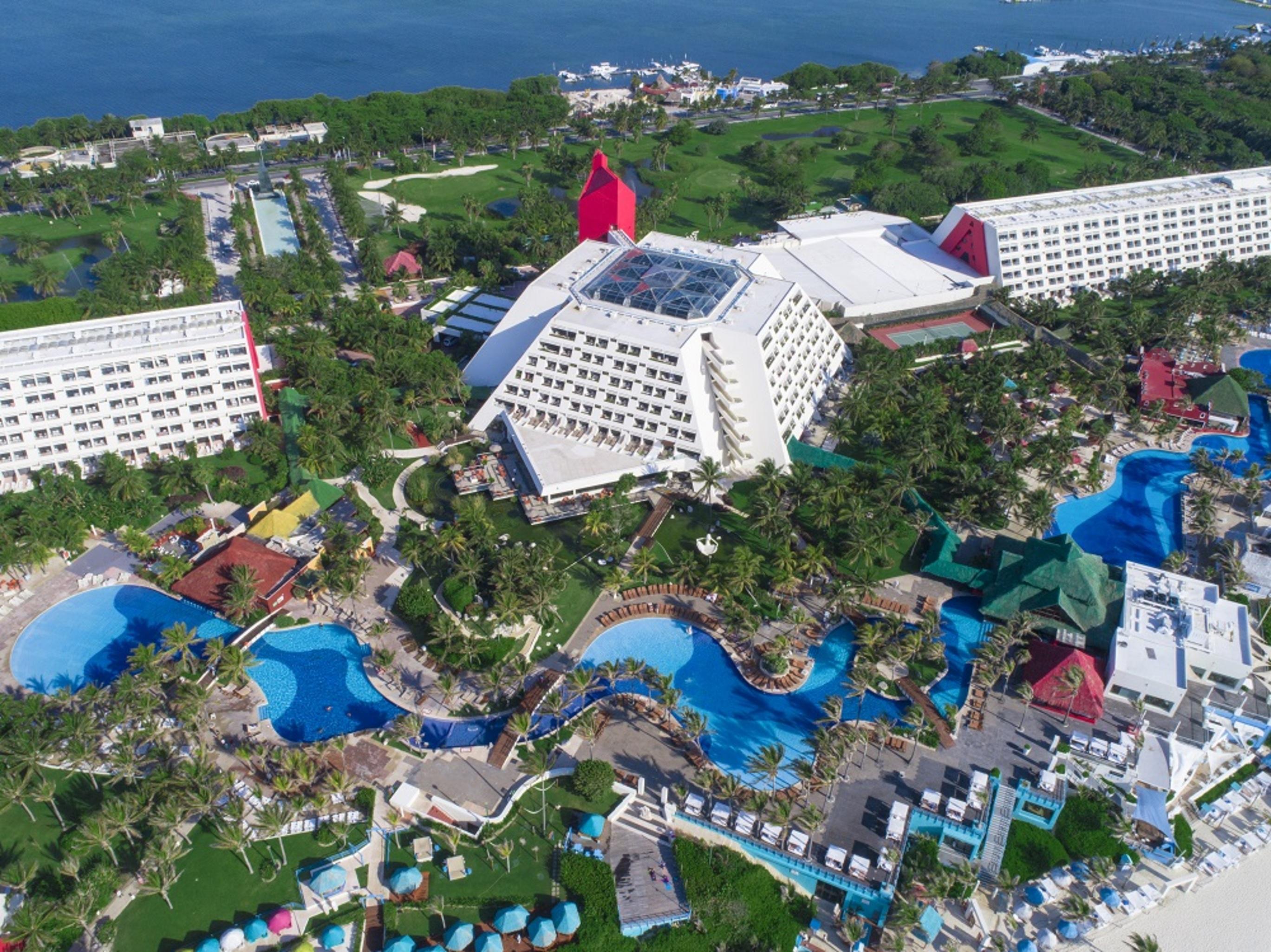 The Pyramid Cancun By Oasis Buitenkant foto Aerial view of the resort