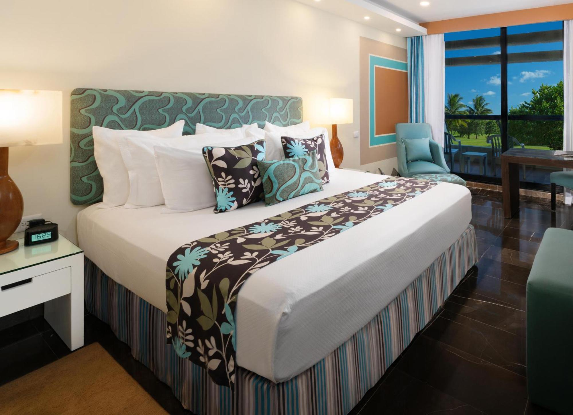 The Pyramid Cancun By Oasis Buitenkant foto A room at the Hilton La Romana