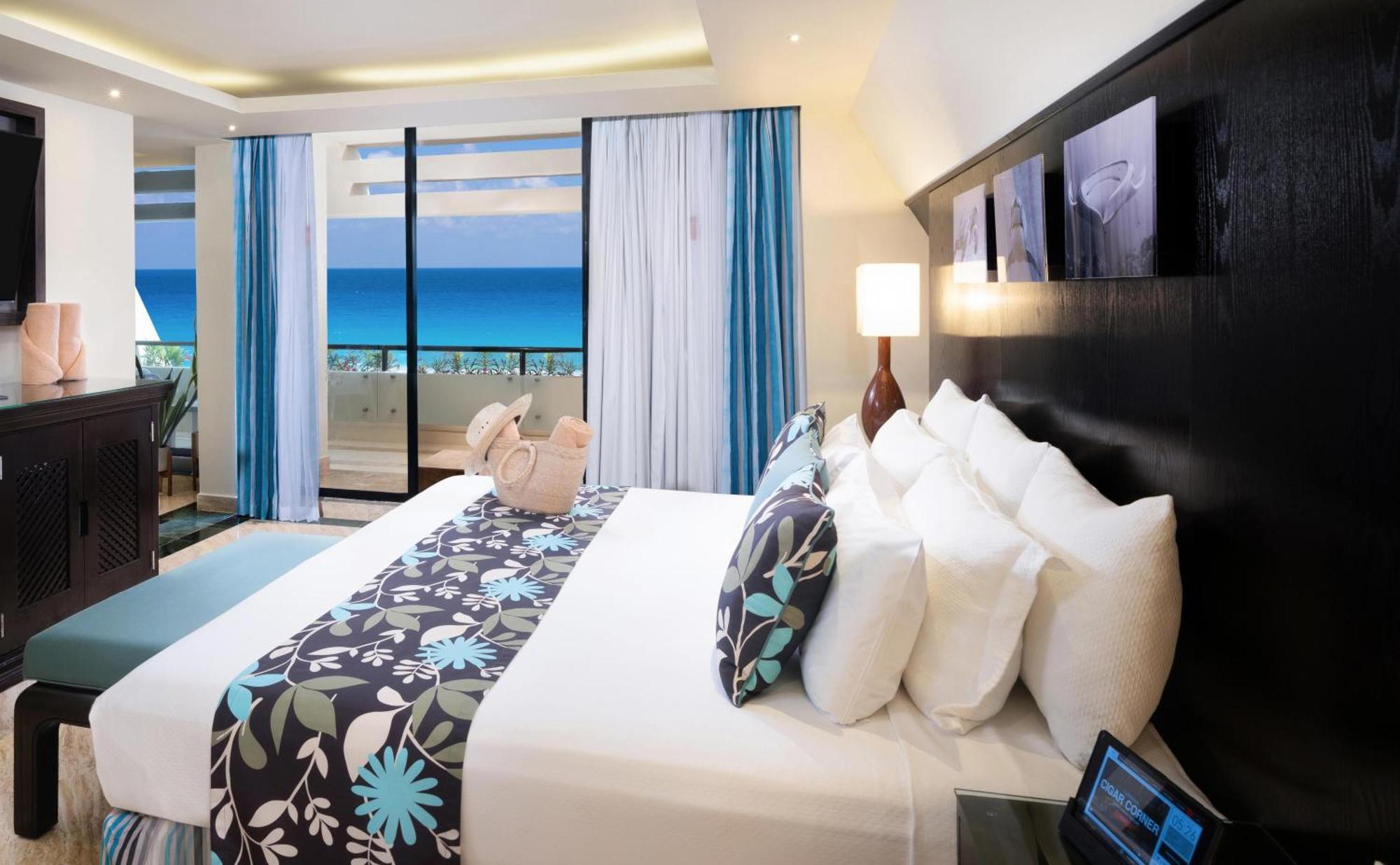 The Pyramid Cancun By Oasis Buitenkant foto A bedroom at the hotel