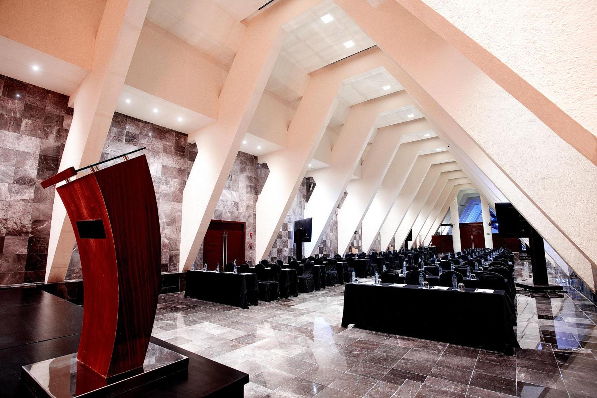The Pyramid Cancun By Oasis Buitenkant foto The 2011 World Trade Center Convention Center