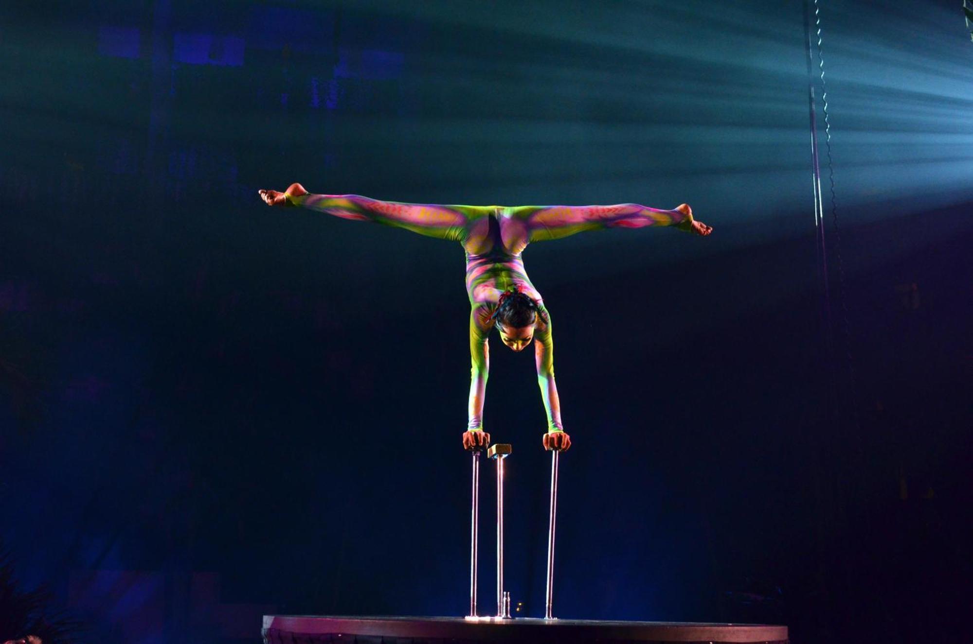 The Pyramid Cancun By Oasis Buitenkant foto A contortionist