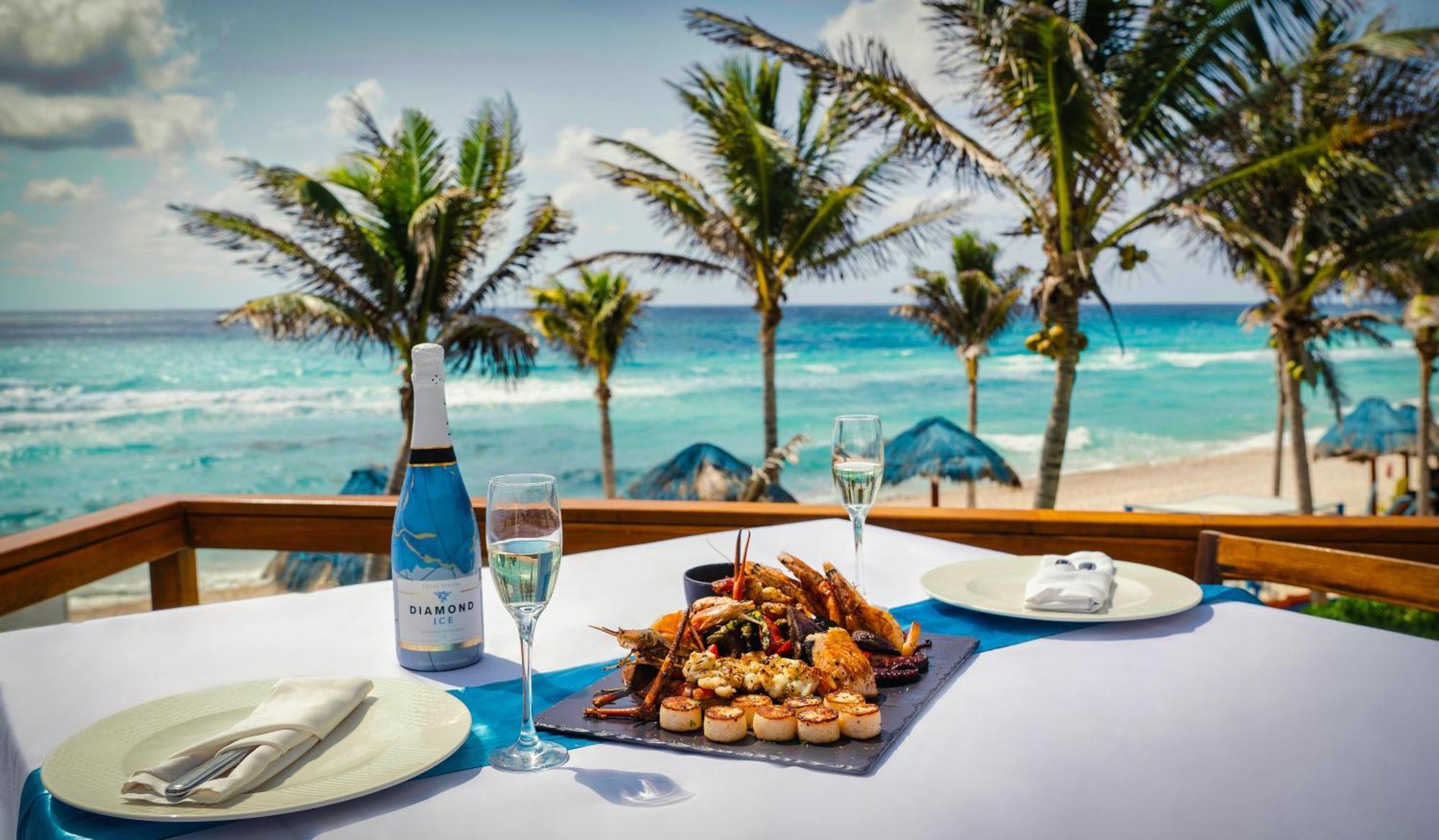 The Pyramid Cancun By Oasis Buitenkant foto Beachfront dining at the Hilton
