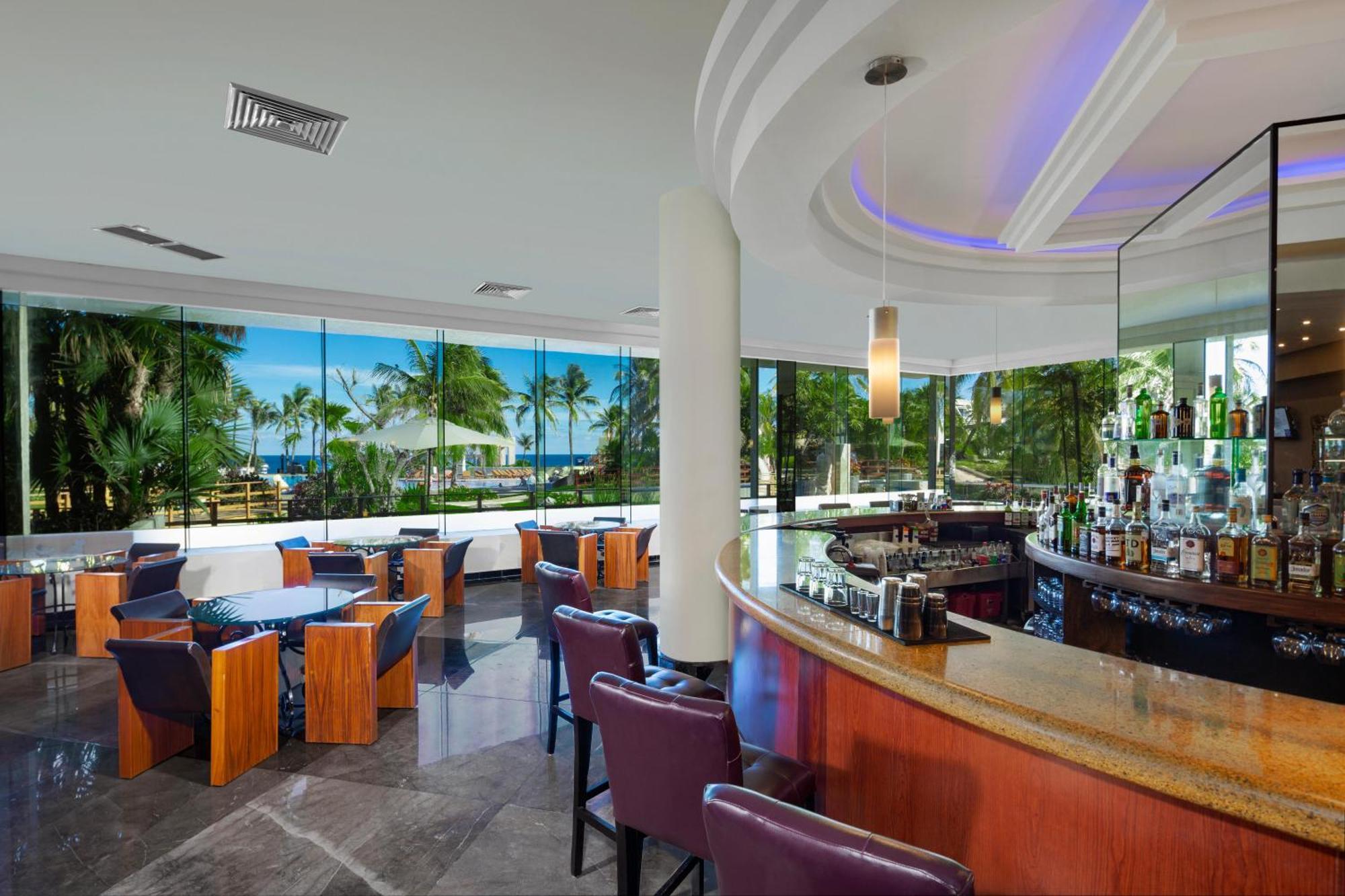 The Pyramid Cancun By Oasis Buitenkant foto The bar at the lobby