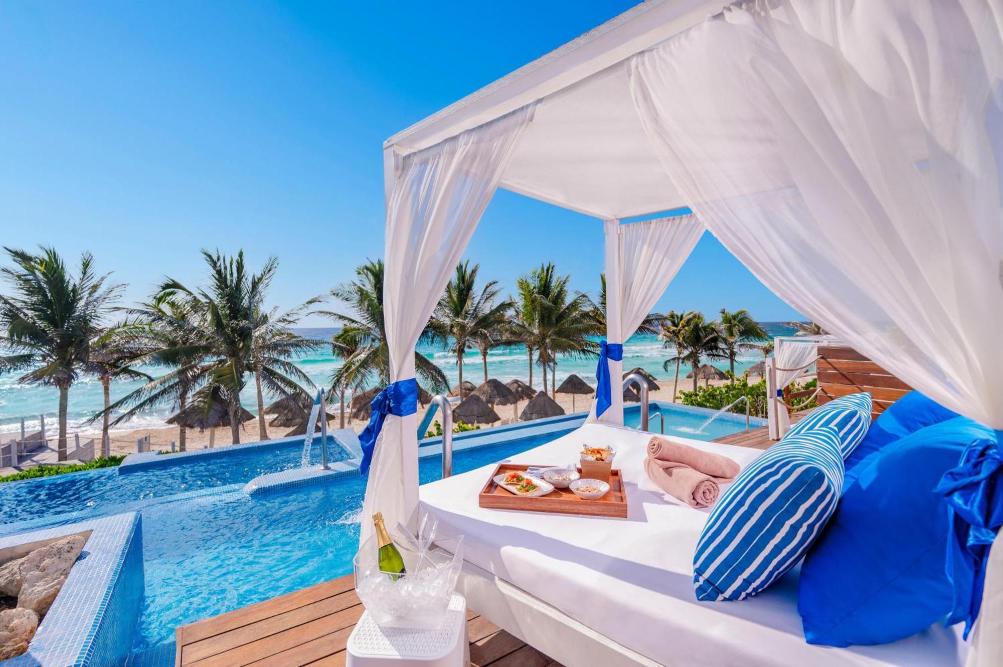 The Pyramid Cancun By Oasis Buitenkant foto A pool at the Grand Palladium Hotel