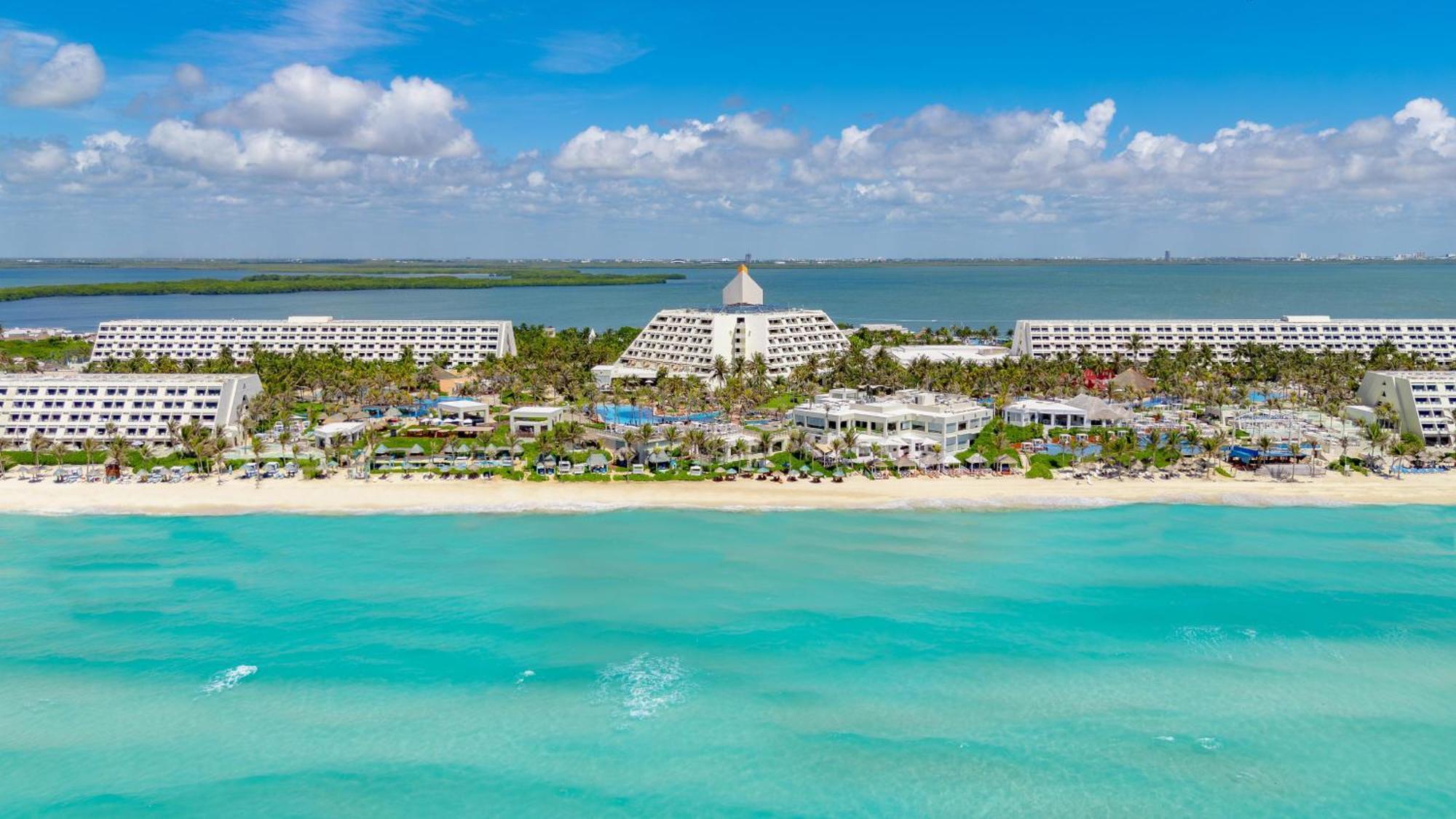 The Pyramid Cancun By Oasis Buitenkant foto Aerial view of the resort